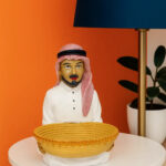 تمثال عربي مزخرف مع وعاء تقديم