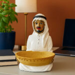 تمثال عربي مزخرف مع وعاء تقديم