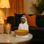 تمثال عربي مزخرف مع وعاء تقديم