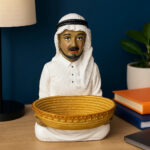 تمثال عربي مزخرف مع وعاء تقديم