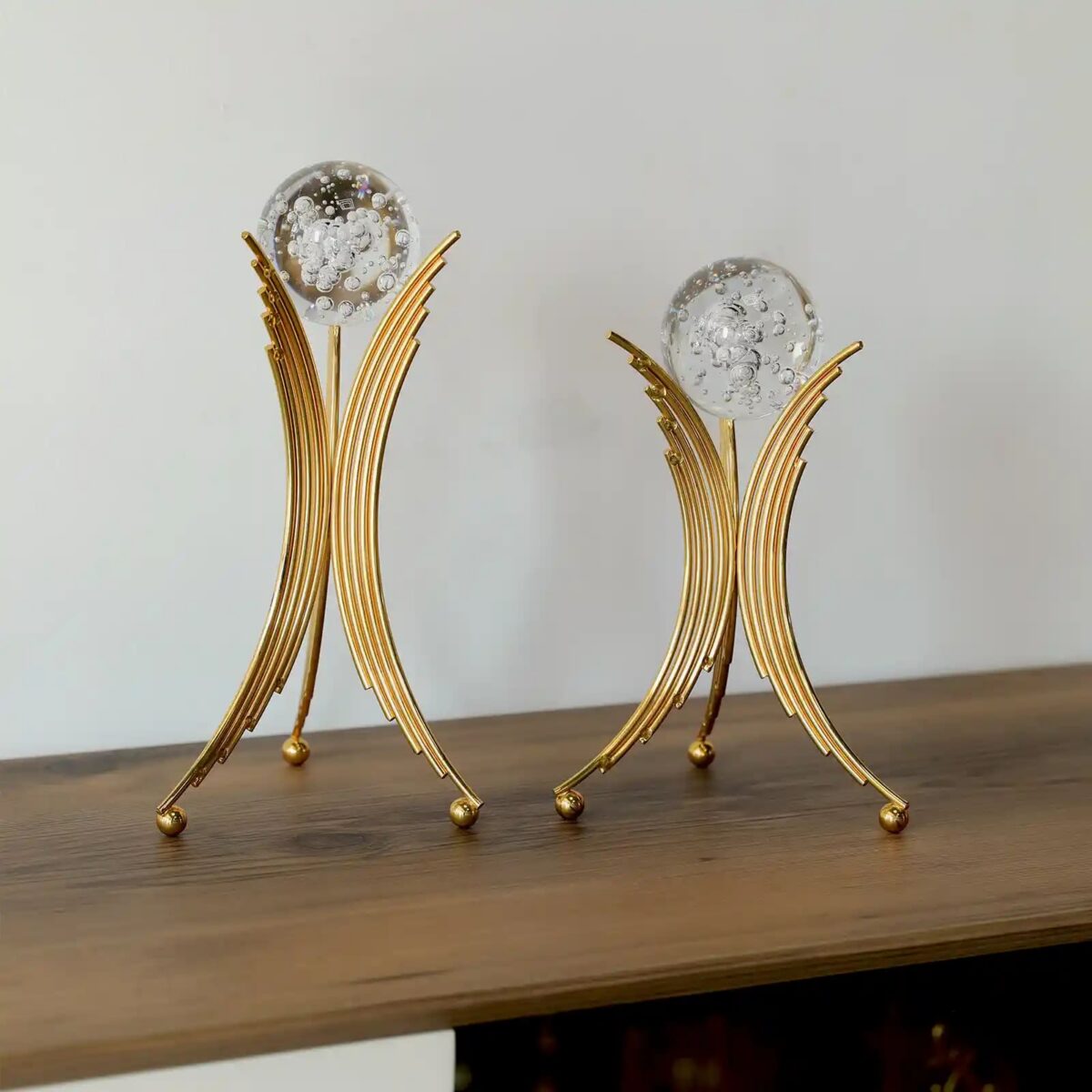 كرة كريستالية مزودة بحوامل معدنية ذهبية فاخرة