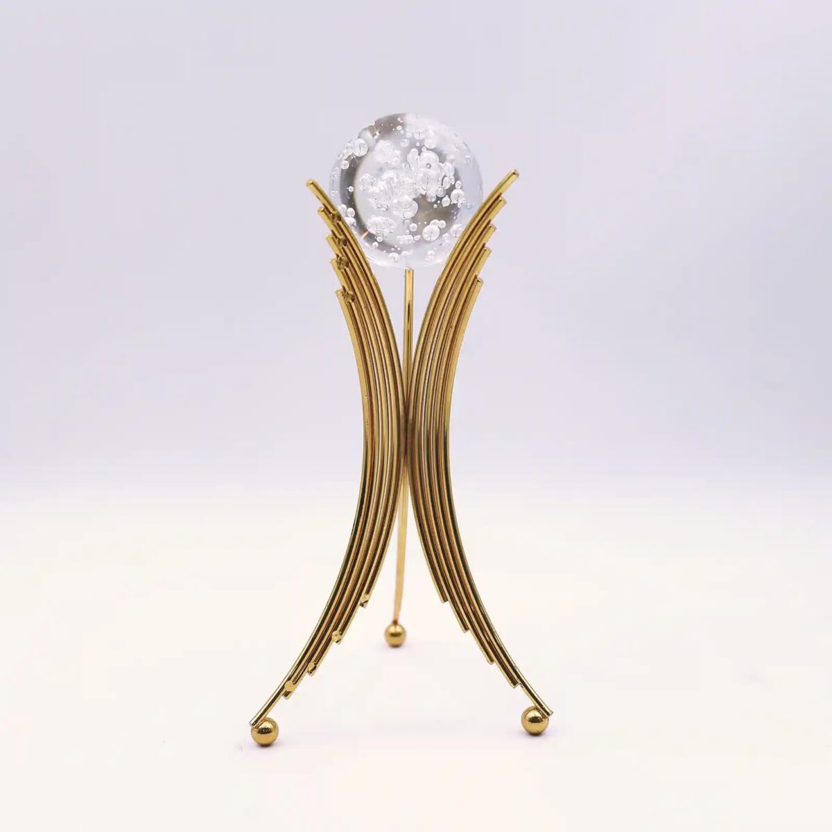 كرة كريستالية مزودة بحوامل معدنية ذهبية فاخرة
