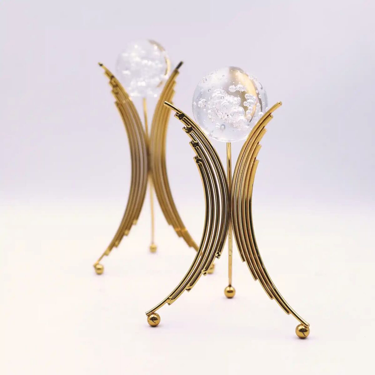 كرة كريستالية مزودة بحوامل معدنية ذهبية فاخرة