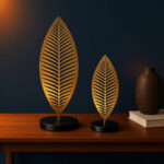 قطعة أثاث فينة من المعدن على شكل ورقة على حامل خشبي