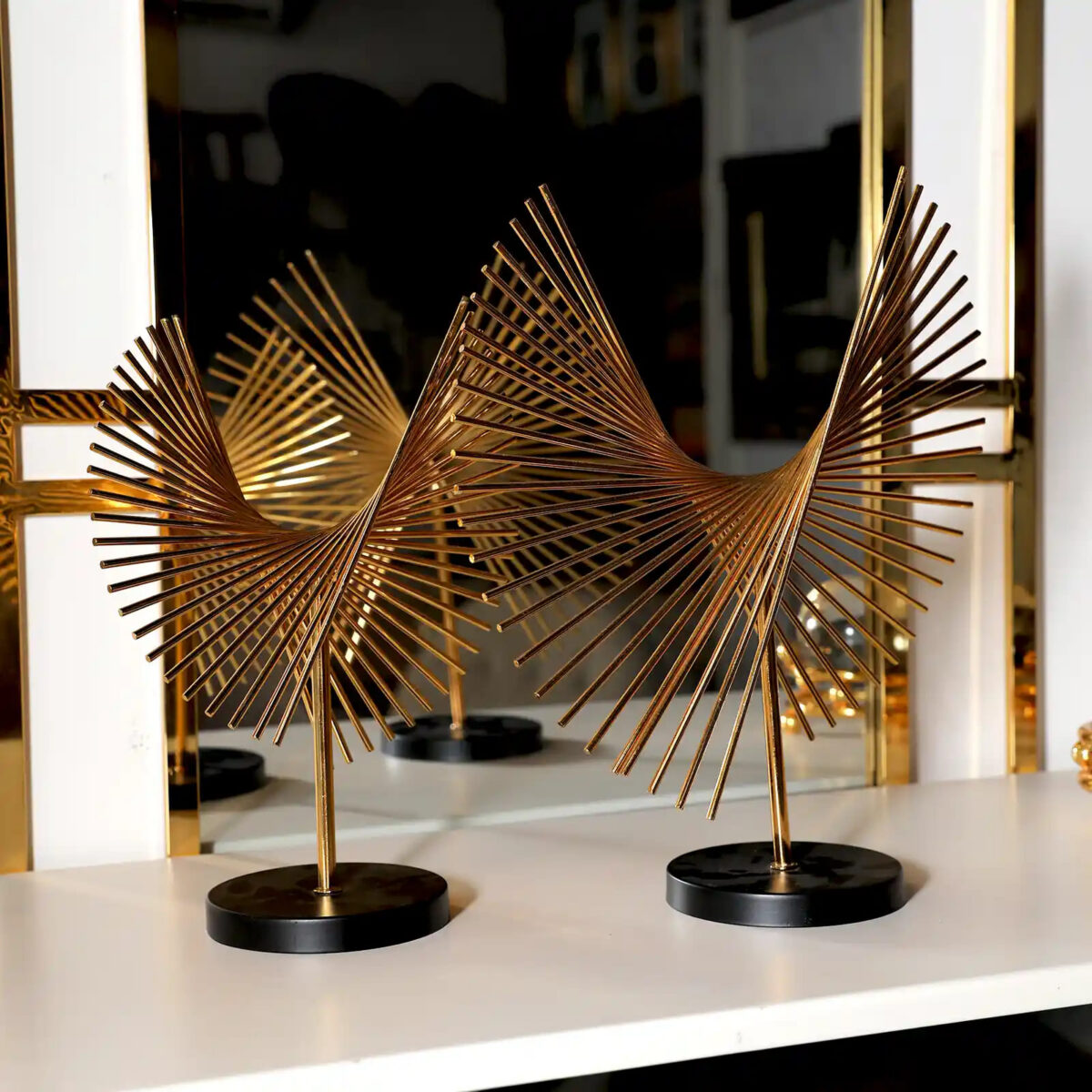 تمثال فني هندسي من خطوط معدنية مع قاعدة