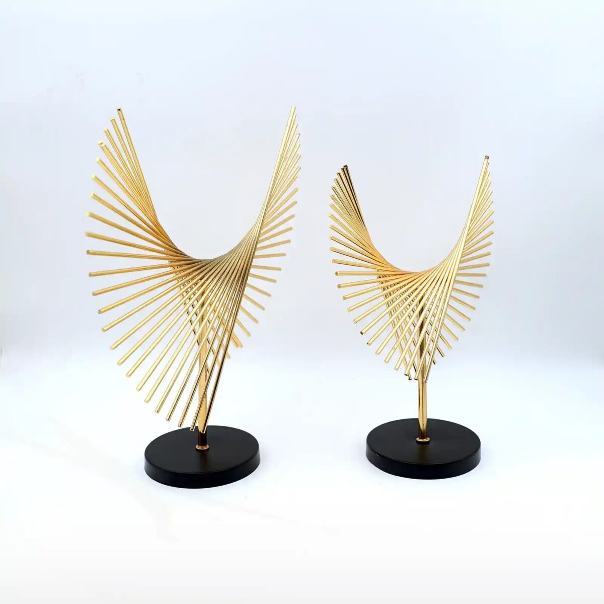 تمثال فني هندسي من خطوط معدنية مع قاعدة