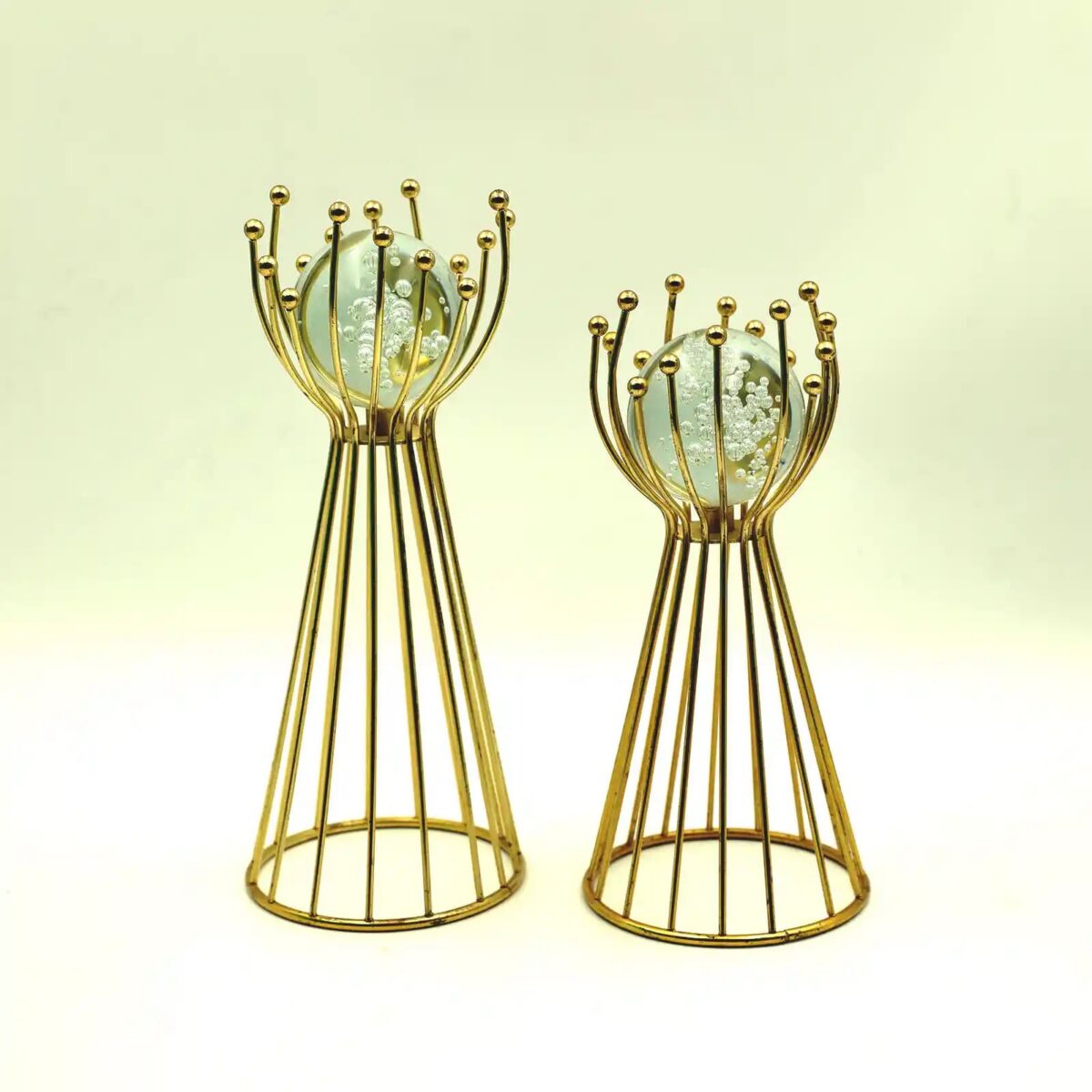 حامل معدني مع كرة كريستالية شفافة للزينة