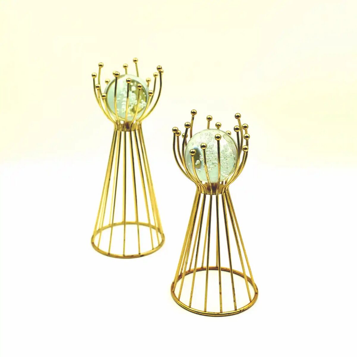 حامل معدني مع كرة كريستالية شفافة للزينة