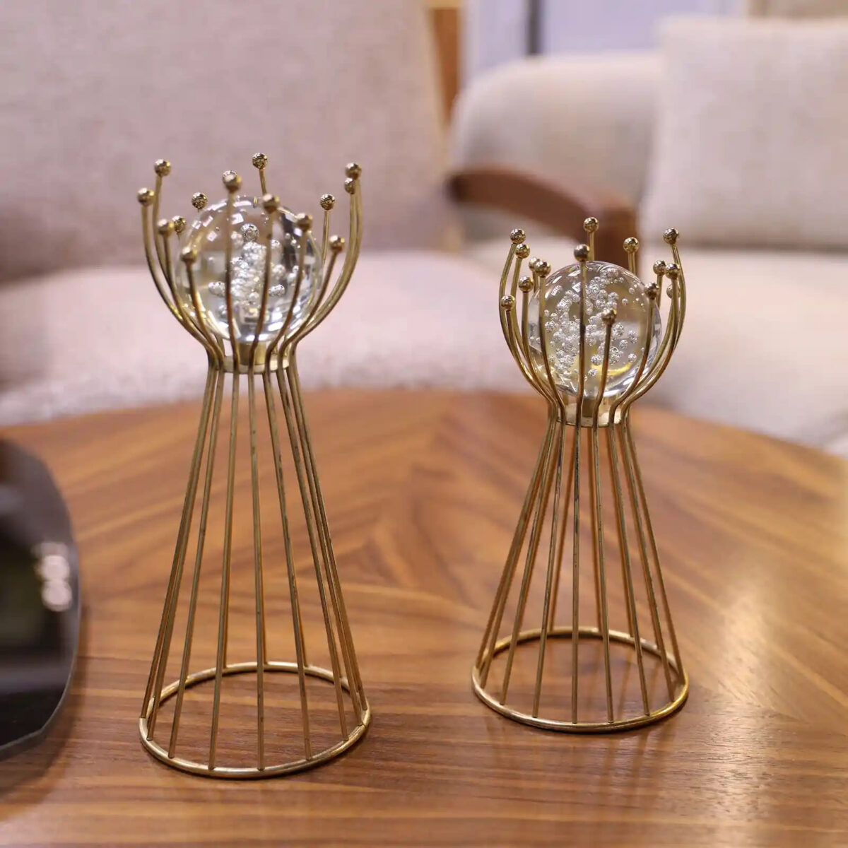 حامل معدني مع كرة كريستالية شفافة للزينة