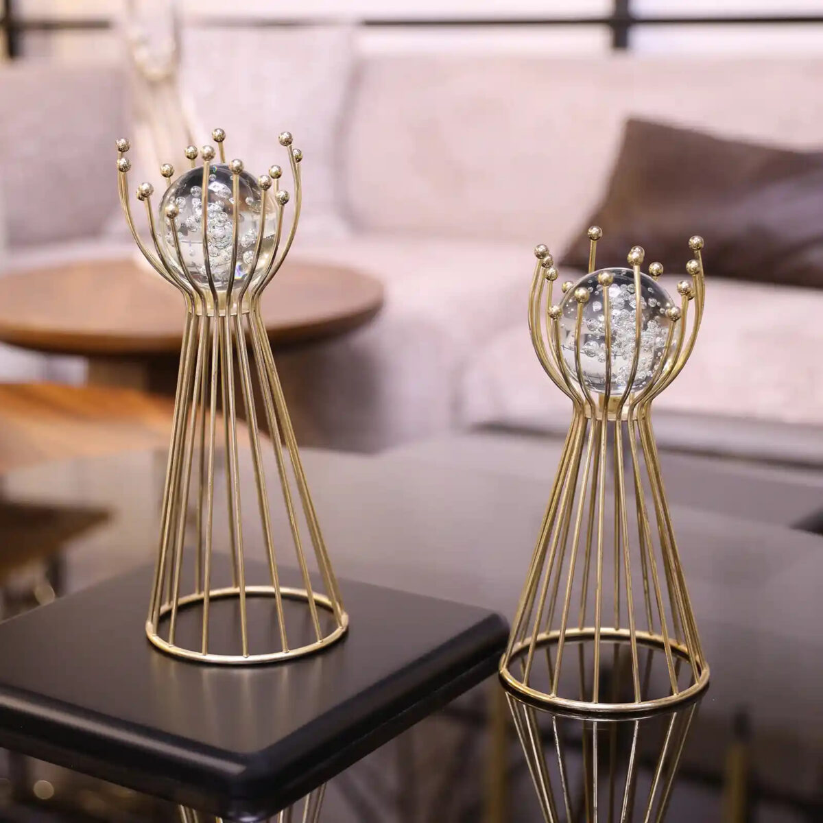 حامل معدني مع كرة كريستالية شفافة للزينة