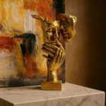 تمثال زوج مقنّع ذهبي – رمز الحب