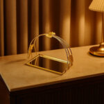 صينية تقديم مقوّسة الشكل مزينة بفراشة