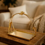 صينية تقديم مقوّسة الشكل مزينة بفراشة