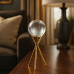 كرة كريستال مع قاعدة مصلّبة ذهبية