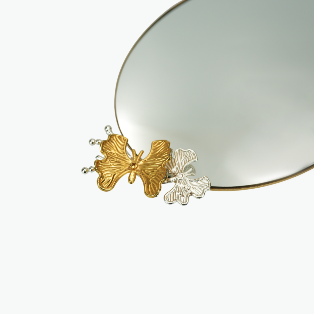 صواني تقديم مرآوية بمقبض على شكل فراشة