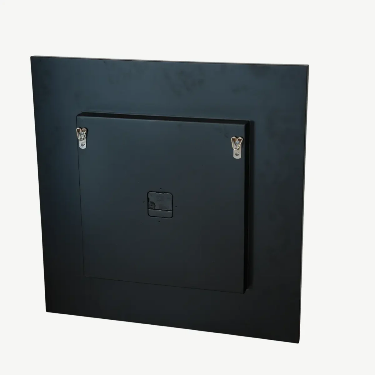 ساعة حائط مربعة