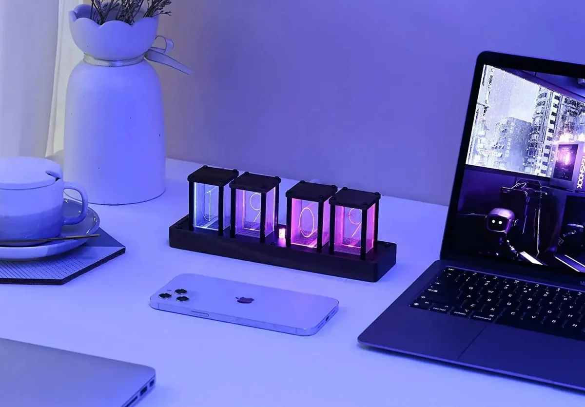 ساعة رقمية خشبية دائرية للديكور، بلون مخصص، مع عرض الوقت بنظام 12/24 ساعة.