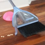 مكنسة كهربائية على شكل مكنسة