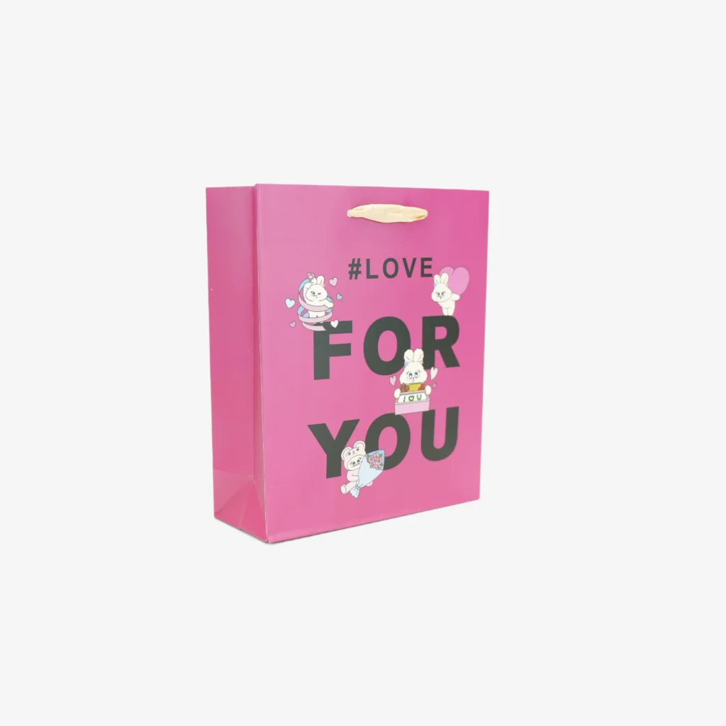 شنطة هدايا تحتوي على علبة شموع فواحة بأشكال مختلفة مع كارت تهنئة لعيد الحب