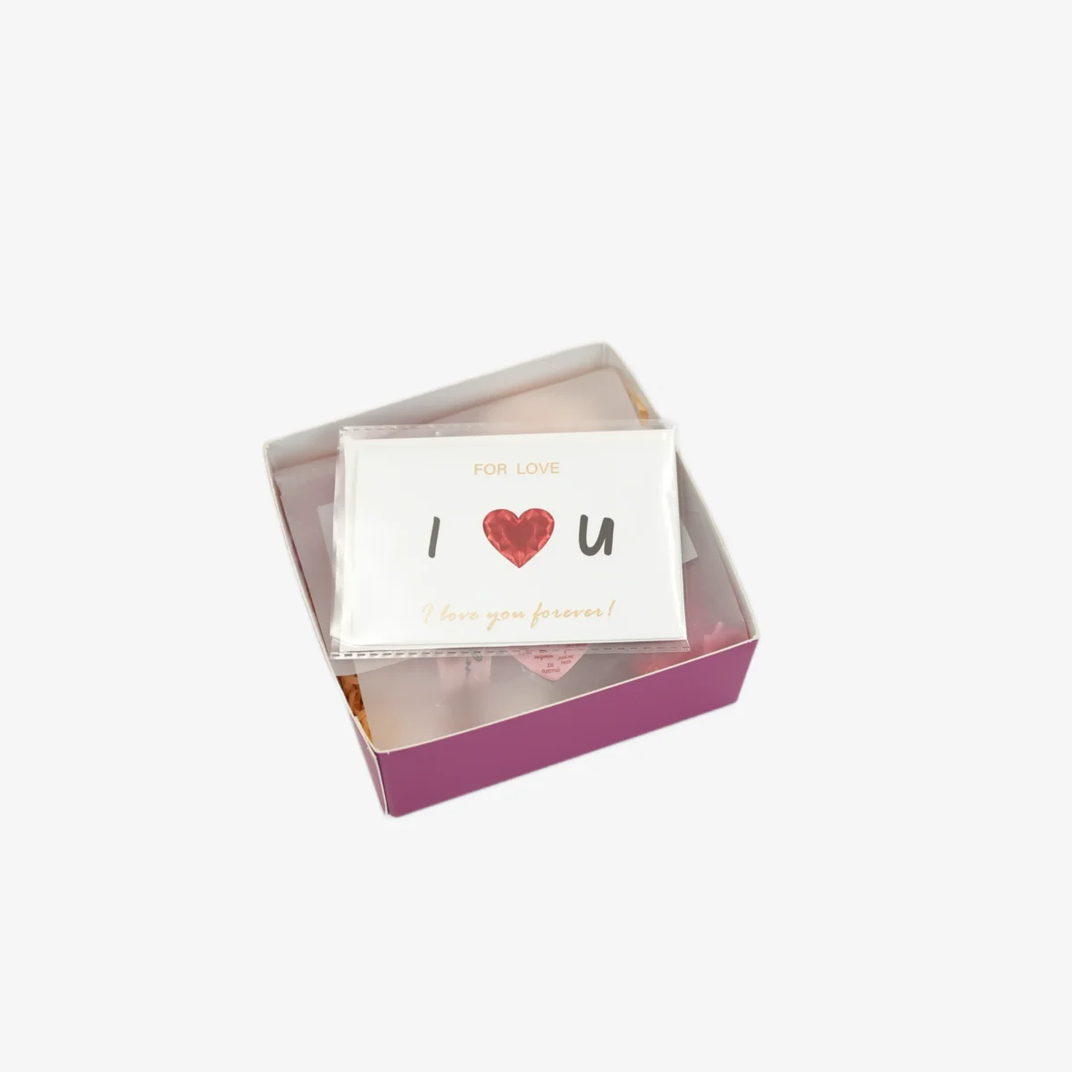 شنطة هدايا تحتوي على علبة شموع فواحة بأشكال مختلفة مع كارت تهنئة لعيد الحب