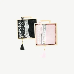 Elegant Prayer Gift Set Rug and Pearl Beads in a Wooden Box (2)